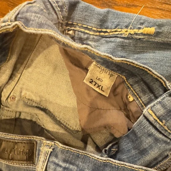 Daytrip Leo Distressed Bootcut Jeans, Size 27 X L - Picture 6 of 7